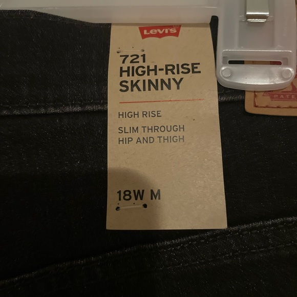 Super cute Levi’s sculpt Jeans - Picture 2 of 3